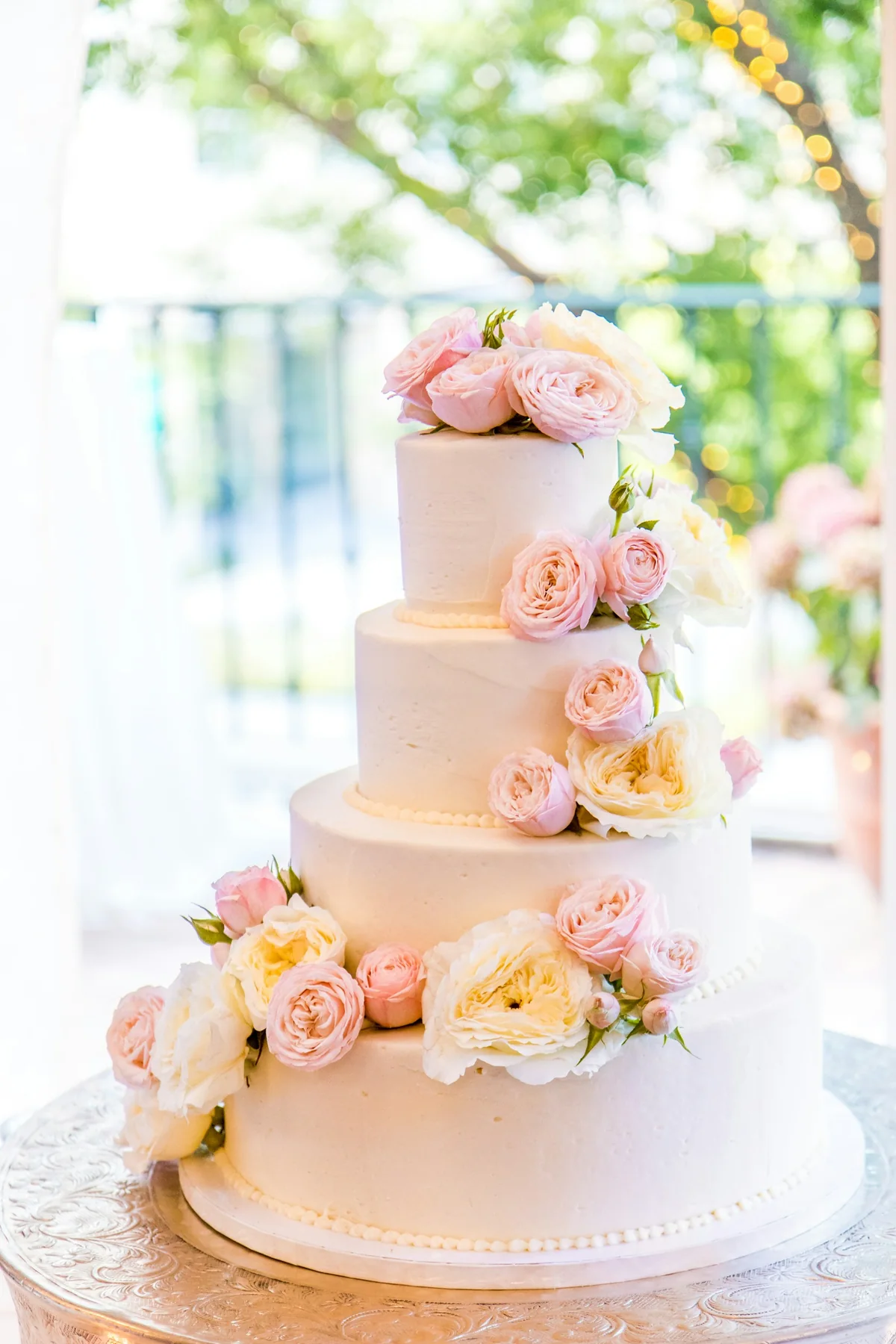 Torta de matrimonio de tres pisos con flores naturales